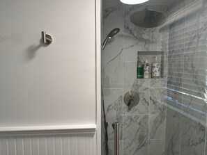 Dusj, hårføner, håndklær og såpe