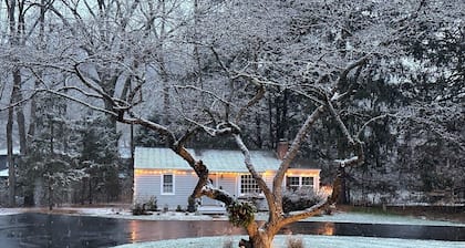 Escape to 'River Cottage. Ready for hiking, fishing, or a peaceful break?