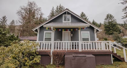 Historic Retreat with Hot Tub and Firepit at Entrance of Mt. Rainier