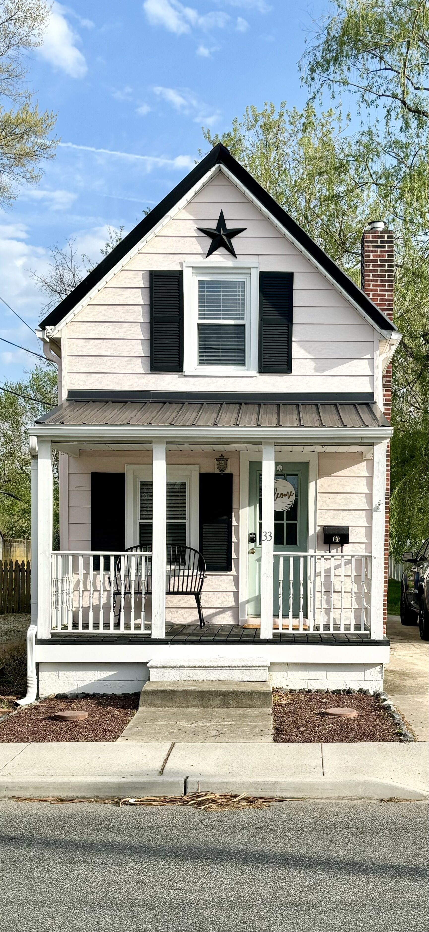 Adorable 100-year-old tiny home in historic town. Gym membership included! 