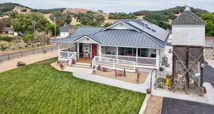 The Roblar Inn ~Wine Country~Hot Tub~Accessible