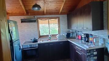 Jääkaappi, mikroaaltouuni, uuni, kahvin-/teenkeitin