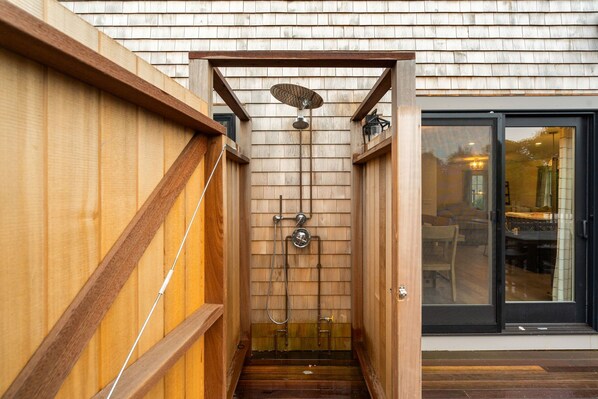 Property grounds - Escape to your Nantucket dream home with Pool, hot tub and gym (Nantucket)