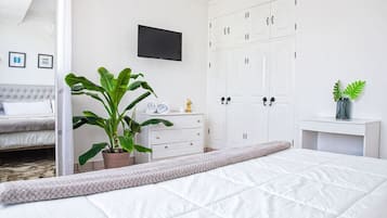 Een bureau, een strijkplank/strijkijzer, wifi, beddengoed