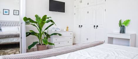 Escrivaninha, ferros/tábuas de passar roupa, Wi-Fi, roupa de cama