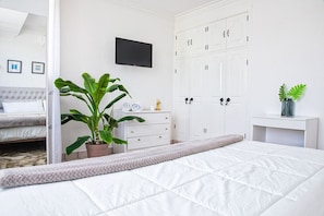 Desk, iron/ironing board, WiFi, bed sheets