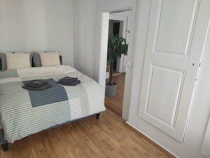 1 slaapkamer, een strijkplank/strijkijzer, reisbedje, gratis wifi