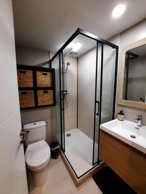 Ducha, secador de pelo y toallas