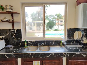 Een koelkast, een microgolfoven, een kookplaat, een waterkoker