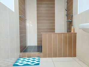 Douche, sèche-cheveux, serviettes fournies, savon