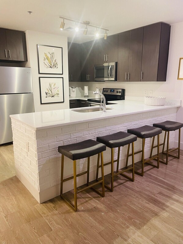 Kylskåp, mikrovågsugn, ugn och spishäll