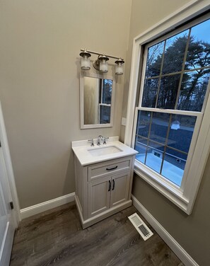 Dusj, hårføner, håndklær og såpe