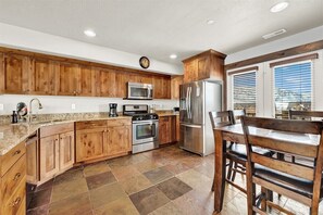 冷蔵庫、電子レンジ、オーブン、コンロ