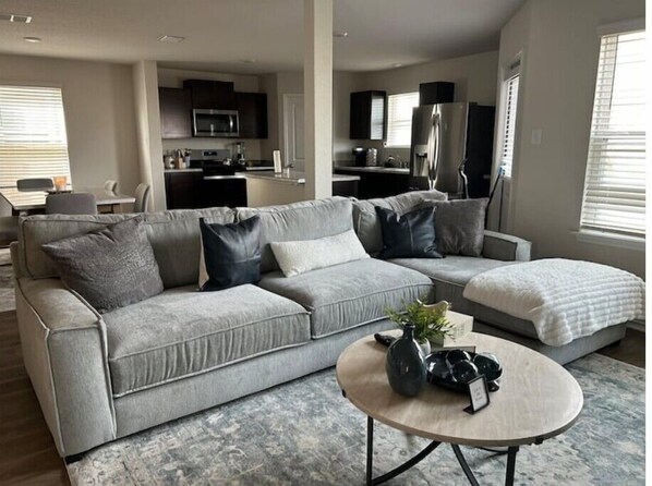 Living area - Serenity Home Near Seaworld 4bed, den 2.5 bath (San Antonio)