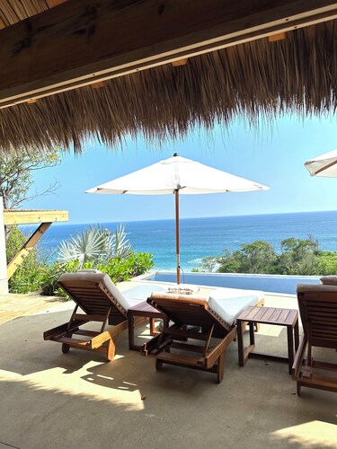 Lujosa villa frente al mar con piscina infinita