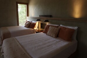 4 makuuhuonetta, työpöytä, ilmainen Wi-Fi, vuodevaatteet