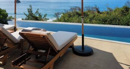 Lujosa villa frente al mar con piscina infinita