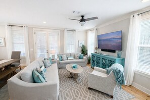 Smart TV, fireplace, table football, ping pong - 🌅 Lakefront View | Pool | 6 Seater-Golf Cart | Bikes | Gated Community 🏝️ (Santa Rosa Beach)