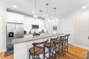 冷蔵庫、電子レンジ、オーブン、コンロ