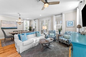 スマートテレビ、暖炉、テーブルサッカー台、卓球台