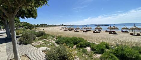 Plage à proximité, chaises longues