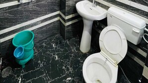 A bathroom with a toilet, sink, and shower. - Maa Bhawani Homestay (Reasi)