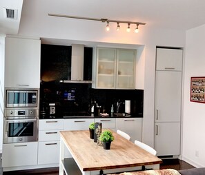 Kühlschrank, Mikrowelle, Ofen, Herdplatte