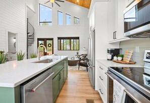 Frigorífico, microondas, horno y placa de cocina