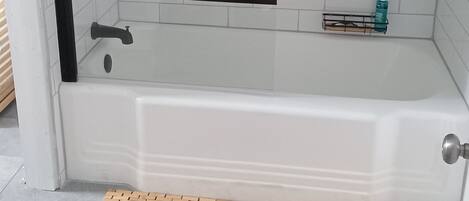 Haartrockner, Handtücher, Seife, Shampoo