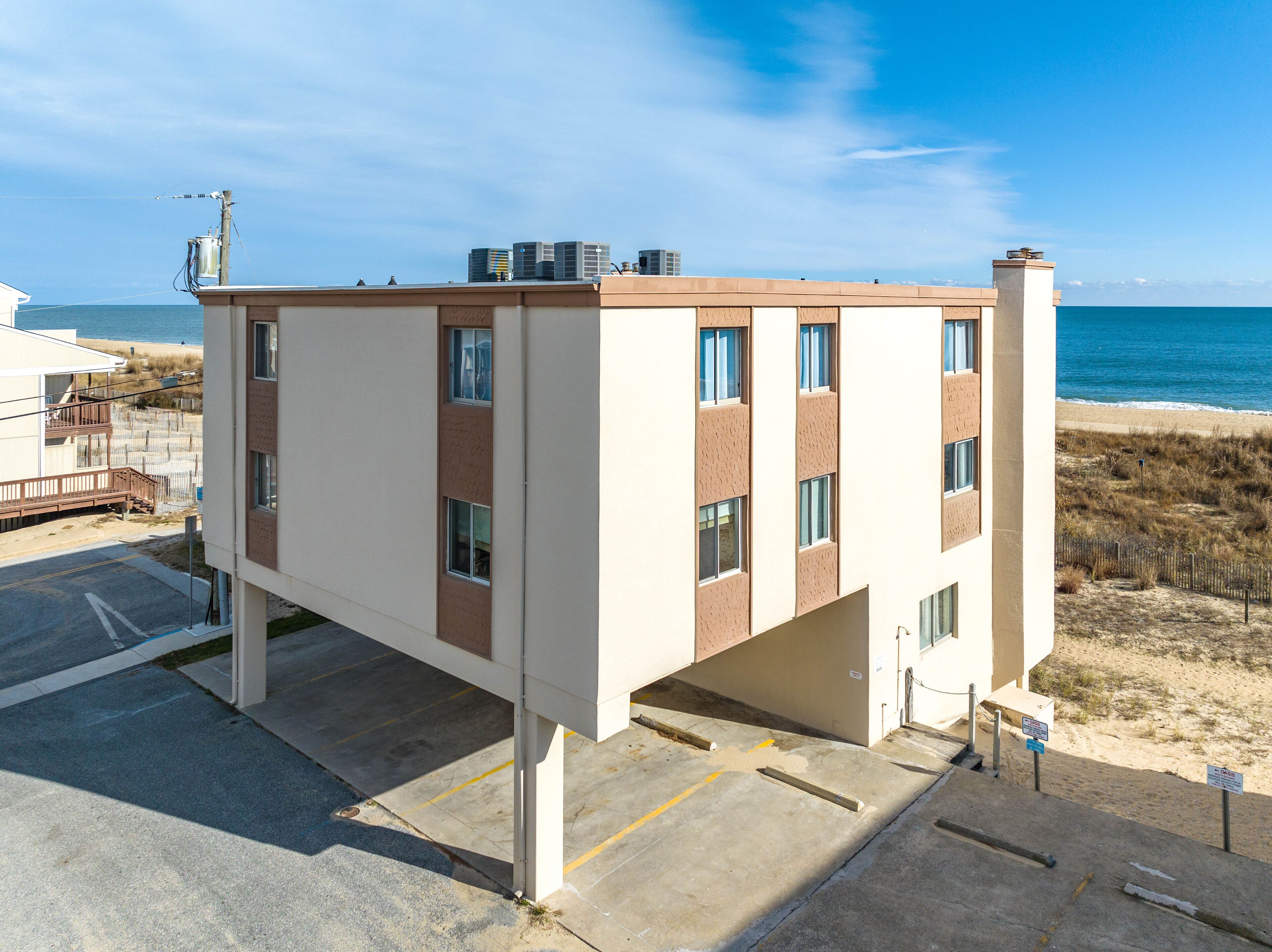 Un edificio moderno con tetto piano, diverse finestre e fondamenta in cemento.