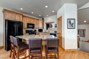 Jääkaappi, mikroaaltouuni, uuni, liesi