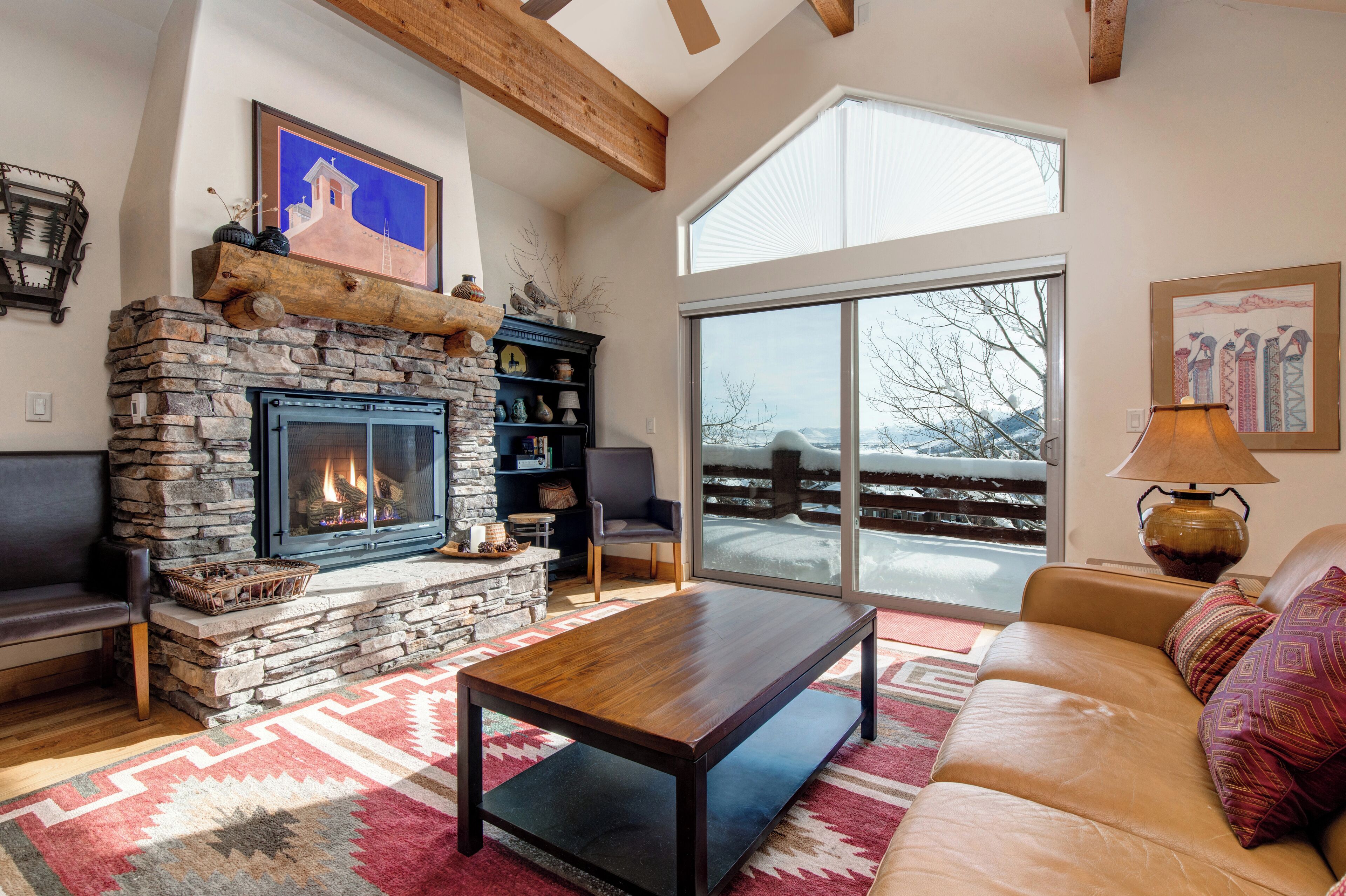 Smart TV, chimenea y oficina 