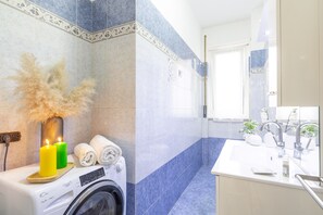 Bruser, hårtørrer, bidet, håndklæder
