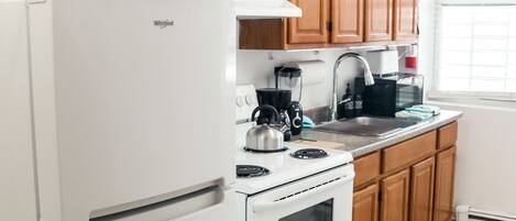 Coffee/tea maker, fridge, microwave, oven