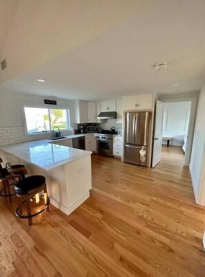 Een koelkast, een magnetron, een oven, een kookplaat