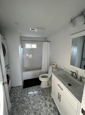 Serviettes fournies, savon, shampoing, papier toilette