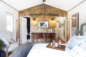 1 quarto, escrivaninha, ferros/tábuas de passar roupa, Wi-Fi de cortesia