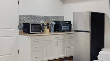 Geladeira, micro-ondas, cafeteira/chaleira, torradeira
