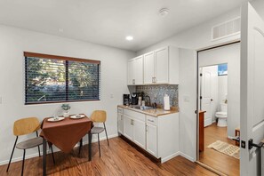 Refrigerador, microondas, cafetera y tetera y tostadora 
