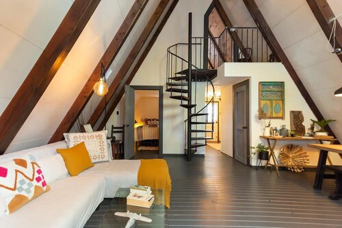 ABomb! Adorable 2-bdrm Chalet with Lots of Room!