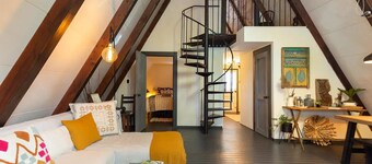 ABomb! Adorable 2-bdrm Chalet with Lots of Room!