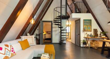 ABomb! Adorable 2-bdrm Chalet with Lots of Room!