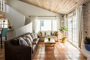 Smart-TV, Kamin, Stereoanlage