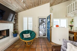 Smart-tv, eldstad och en stereo