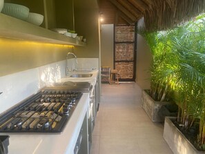 Kylskåp, mikrovågsugn, ugn och spishäll