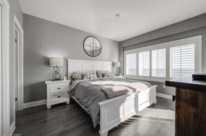 2 bedrooms, free WiFi, bed sheets - Life's A Beach Luxury Condo! (Port Rowan)