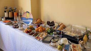 TĂ€gliches inbegriffenes FrĂŒhstĂŒcksbuffet