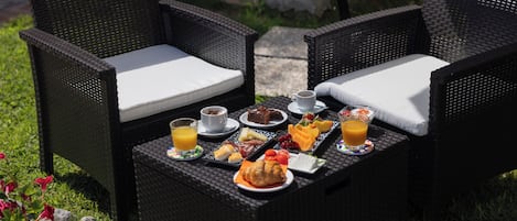 Café da manhã com buffet grátis todos os dias