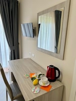 Escritorio, espacio para trabajar con laptop y wifi gratis 