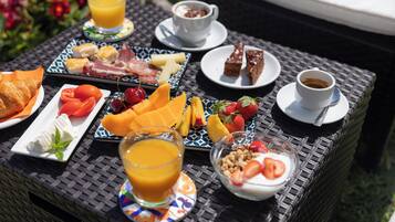 Ein Frühstückstisch mit verschiedenen Speisen und Getränken.